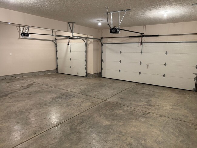Building Photo - BEAUTIFUL 3 bedroom | 2 bathroom | 3 Car G...