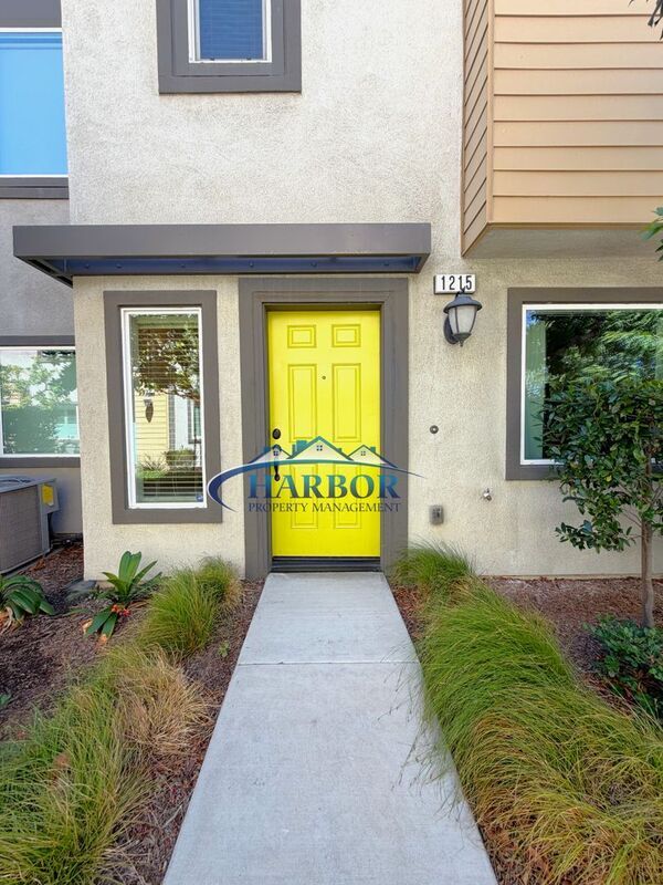 Building Photo - 1215 Canoe Ln