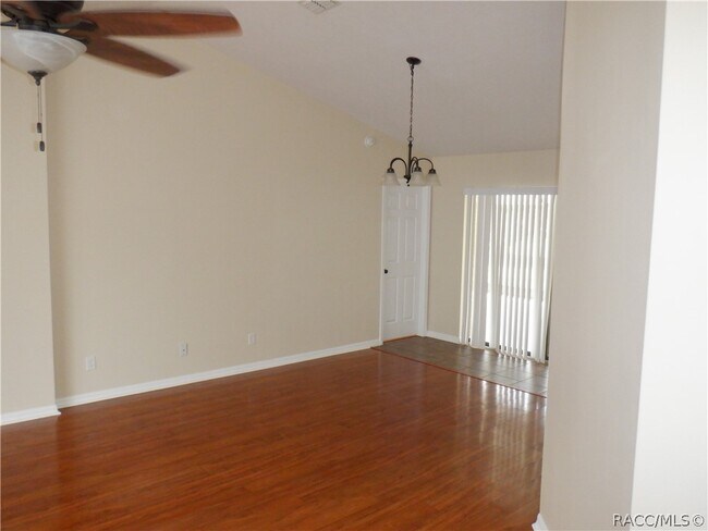 Building Photo - 335 E Falconry Ct