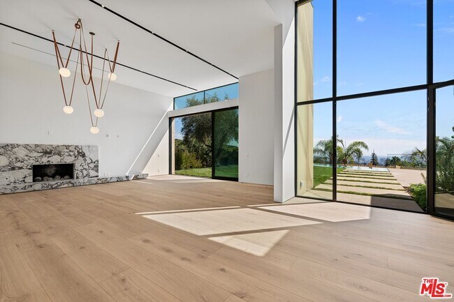 Building Photo - 2501 Banyan Dr