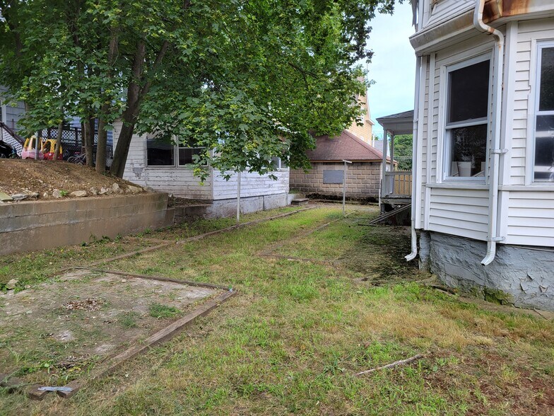 Yard - 27 Phebe St