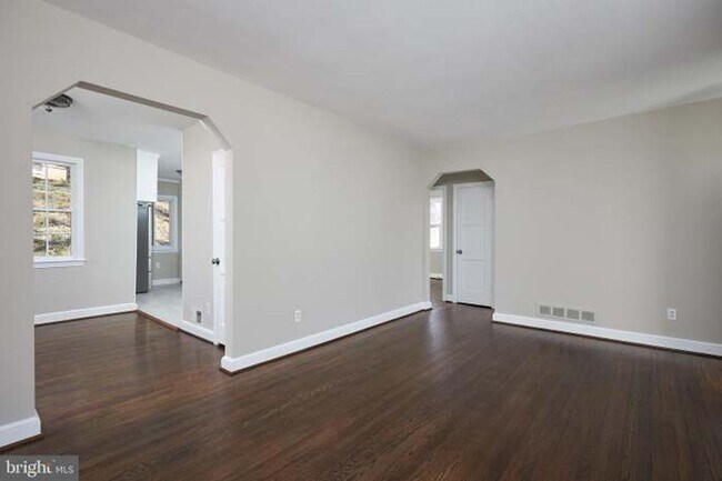 Building Photo - 221 Dale Dr
