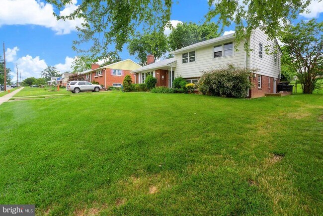 Building Photo - 7106 Jayhawk St
