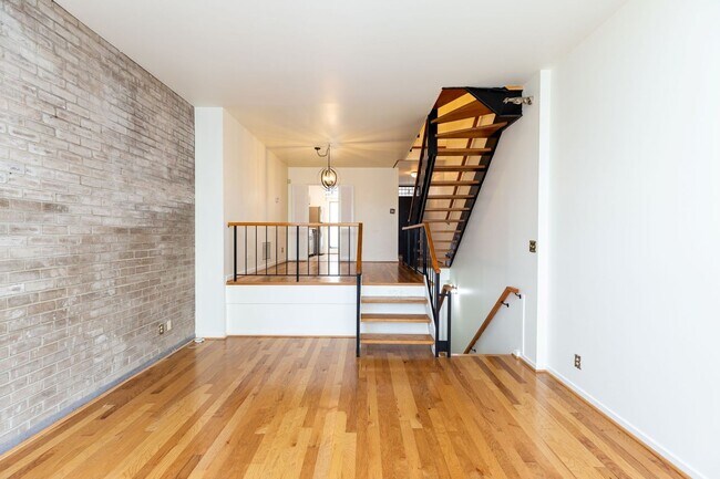 Building Photo - Large SW DC Townhome with Parking