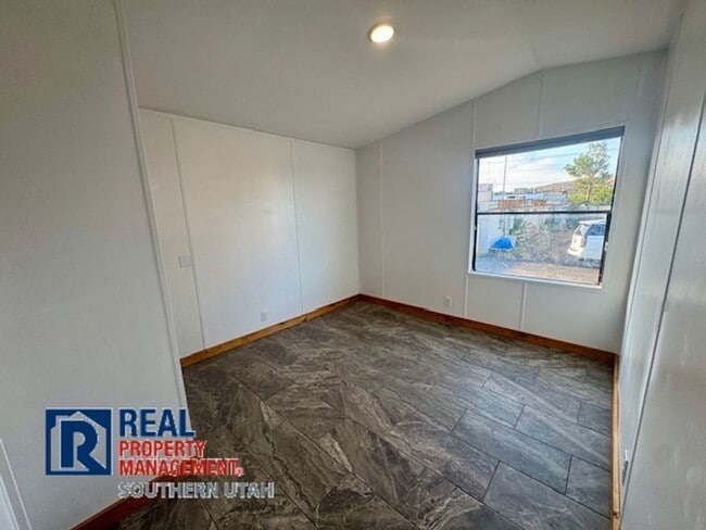 Building Photo - Modular in Veyo
