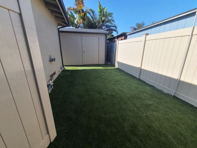 Building Photo - Spacious Ocean Beach 2 bed 1 bath just a few steps from Colliers Park.