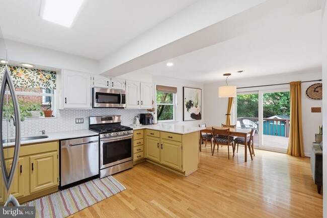 Building Photo - 8007 Wildwood Dr