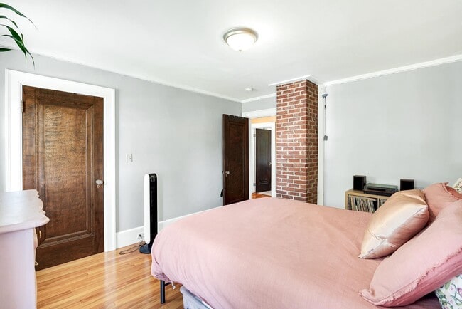 Building Photo - 107 Mt Vernon St