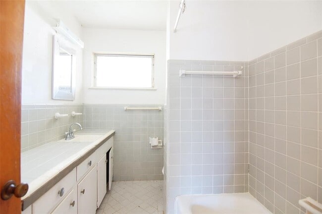 Building Photo - 4048 Newshire Dr