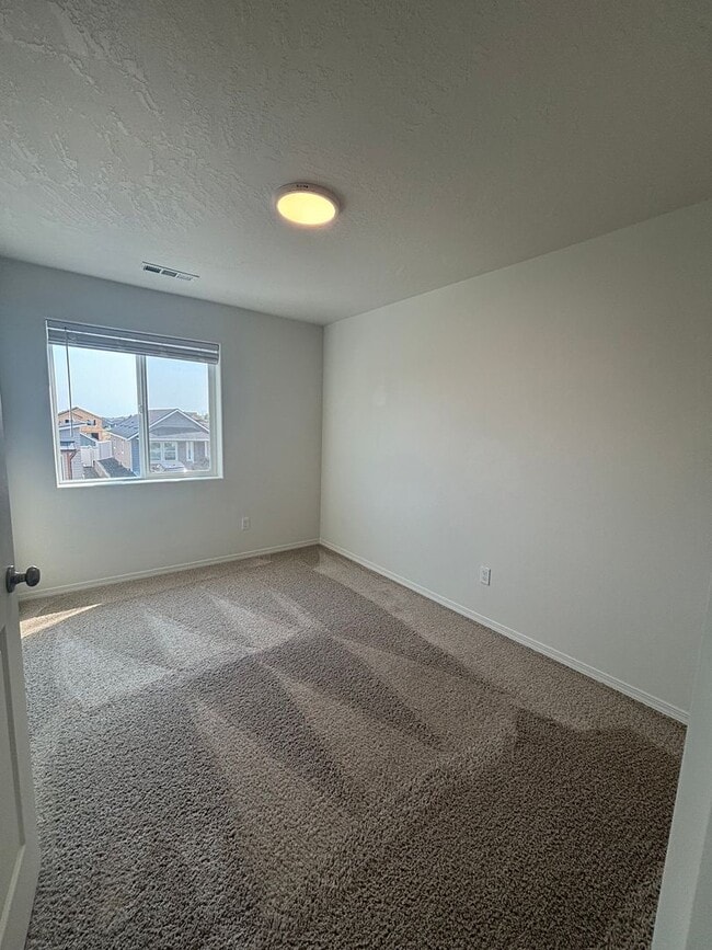 Building Photo - ? Ready for move in and will work with low...