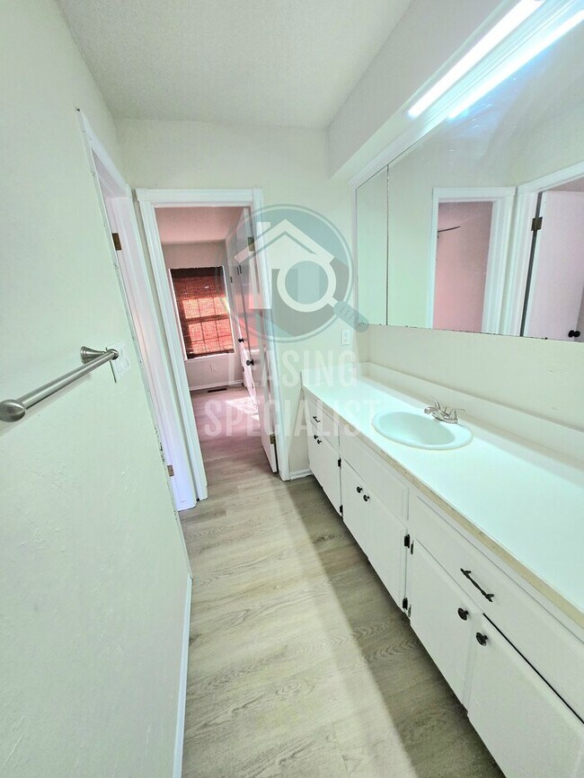 Building Photo - West Norman 2 Bed 1.5 Bath Fully Remodeled...