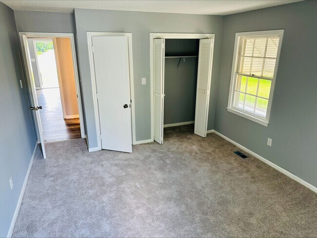 Building Photo - Charming 2 BD/1 BA Bungalow with Fenced Ba...