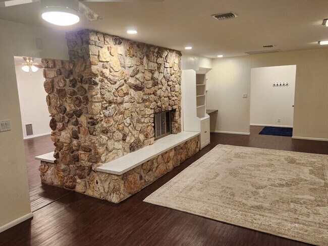 Building Photo - 830 W Stirrup Dr