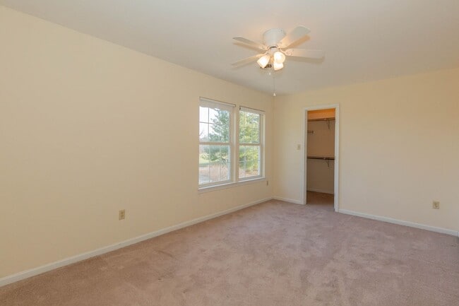 Building Photo - 4 bed, 3.5 bath Single Family Home in Charles Town, WV