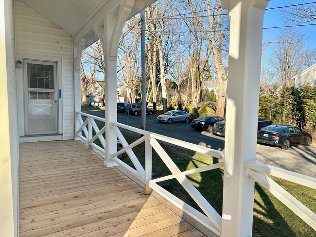 Building Photo - 2 Bedroom 1.5 bath Townhouse