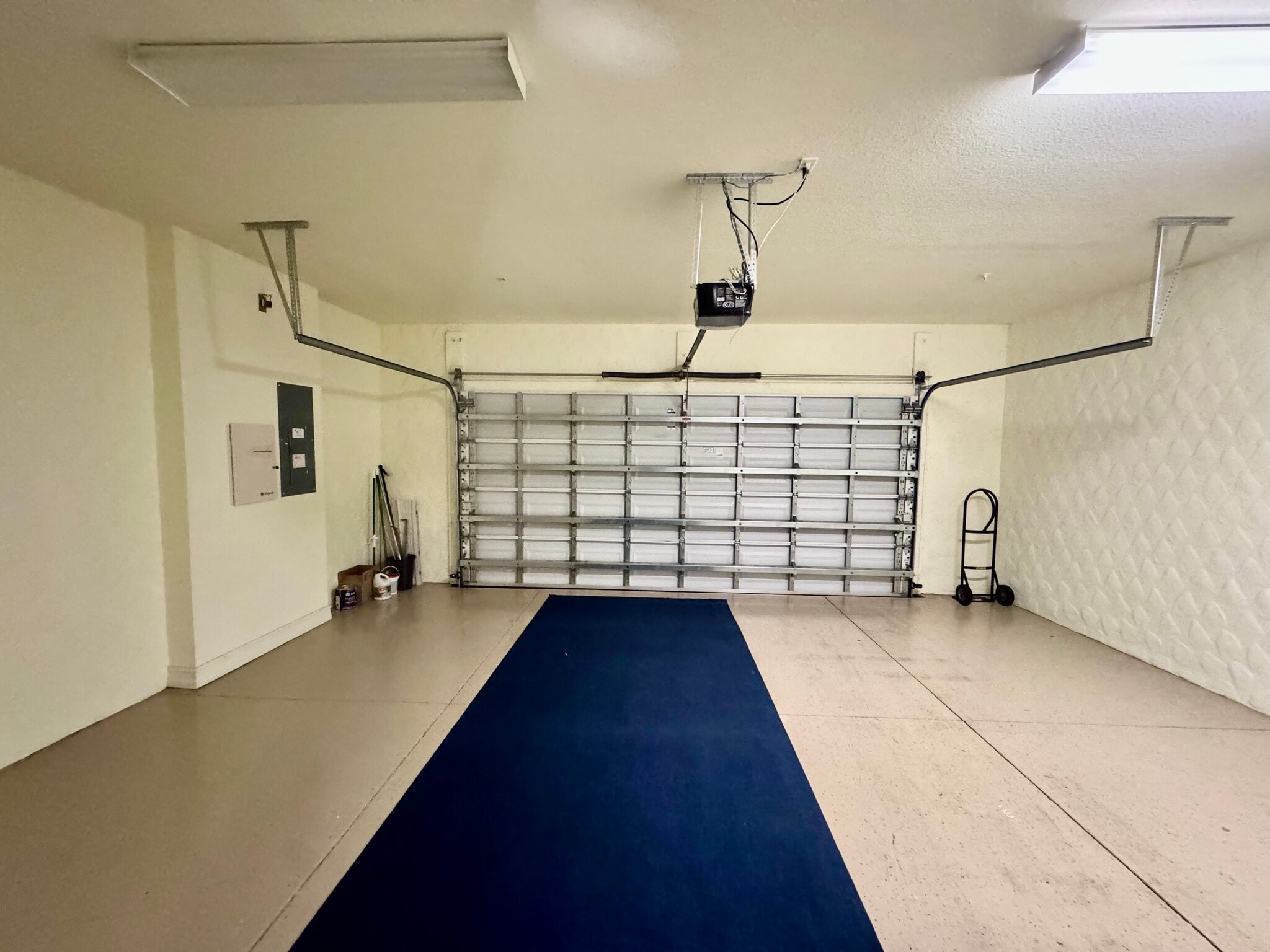 Building Photo - 9147 Delano St