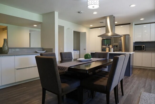 Building Photo - Newly Remodeled, Furnished 3 bed / 2.5 bat...