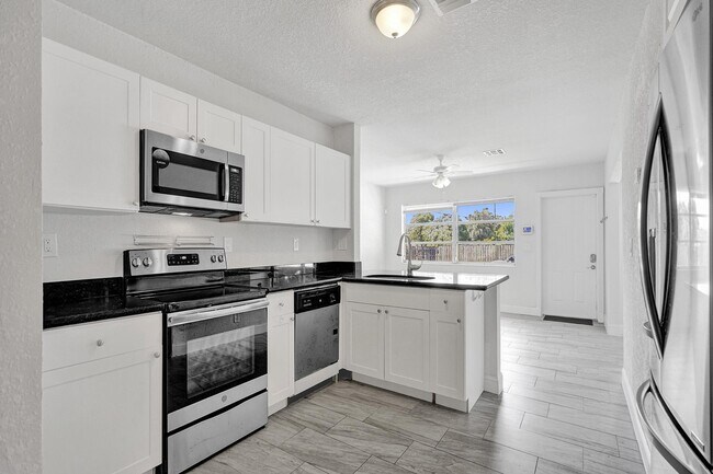 Building Photo - 651 SW 15th St