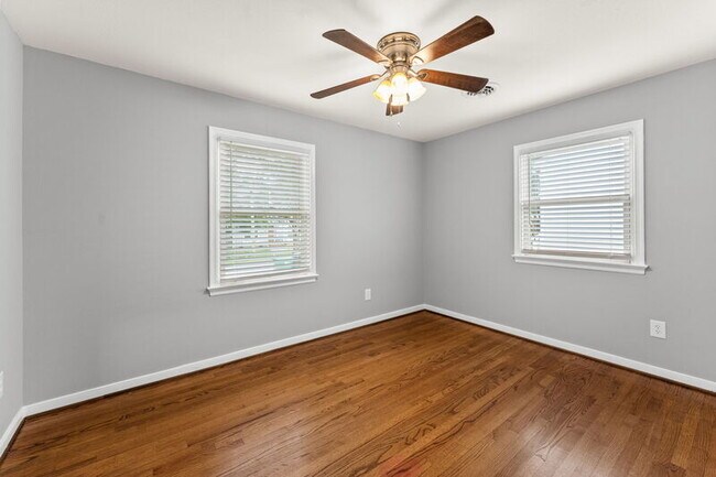 Building Photo - 104 N Oak Ave