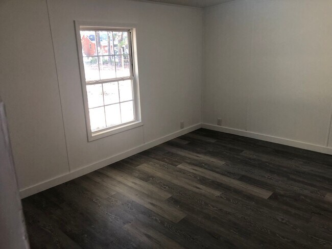 Building Photo - Spacious 3 bed 2 bath house in the greater...
