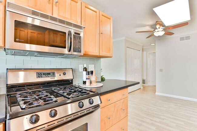 Building Photo - Talmadge : spacious 2 bed, 2 ba top floor condo