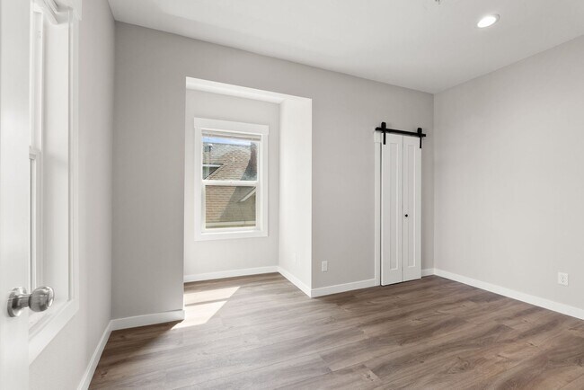 Building Photo - 717 W Spofford Ave