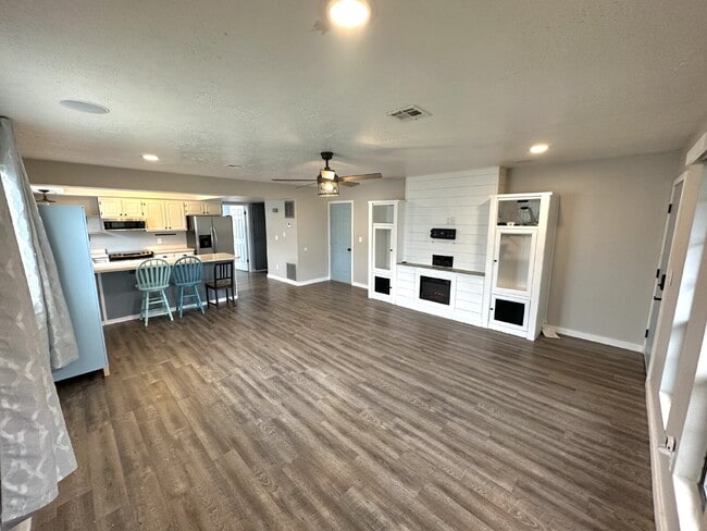 Building Photo - "Charming 2-Bed, 2-Bath Townhouse with Cozy Fireplace in Prime St. George Location!"