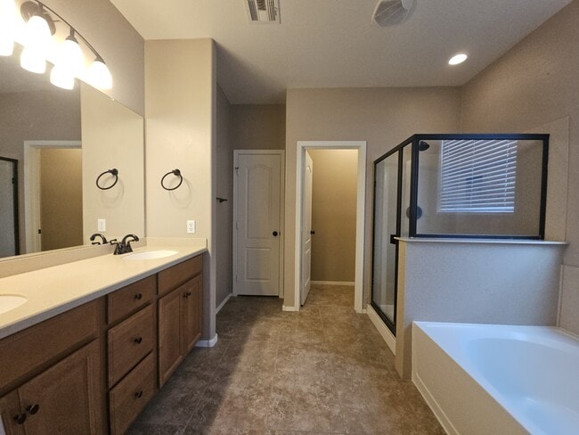 Building Photo - 906 E Pasture Canyon Dr