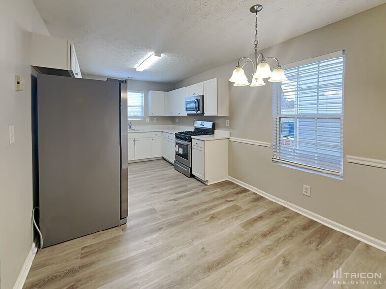 Building Photo - 6195 Flagstaf Walk
