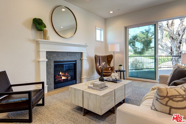 Building Photo - 6018 1/2-6018 1/2 Comey Ave