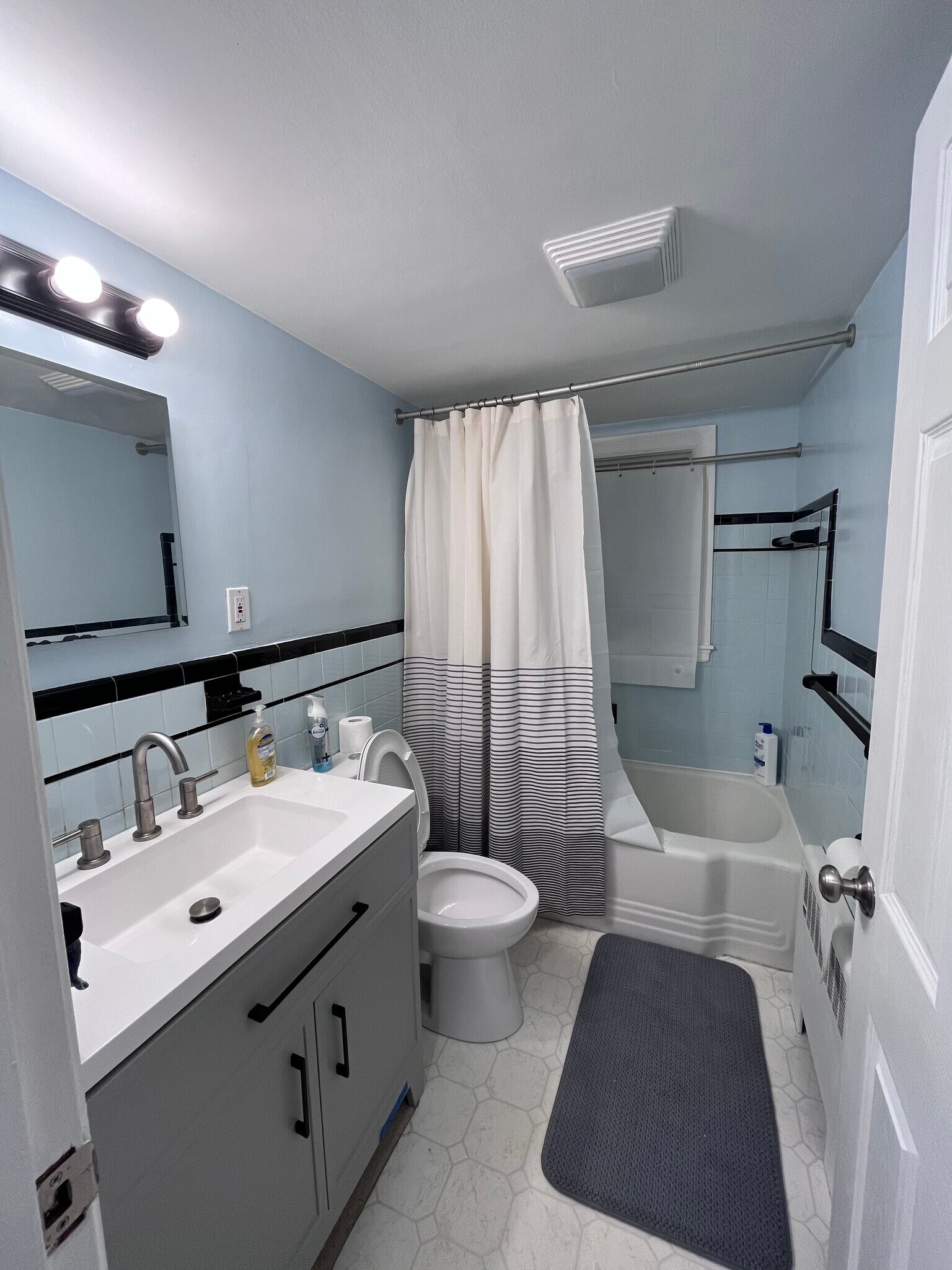 2nd Fl - Full Bathroom - 48 Aberdeen Rd
