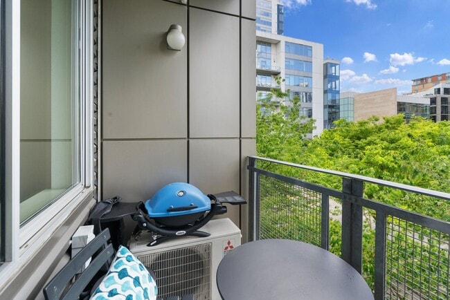 Building Photo - 2 Bed, 2 Bath Bright & Modern Condo in the Pearl District - Now Available!