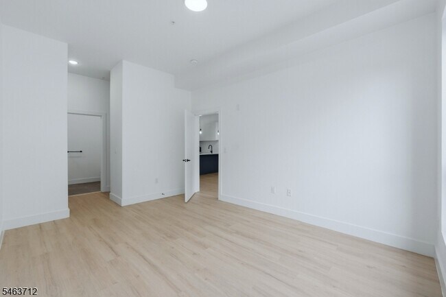 Building Photo - 420 River Dr