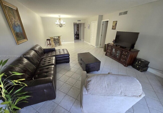 Building Photo - 302 Lakeview Dr