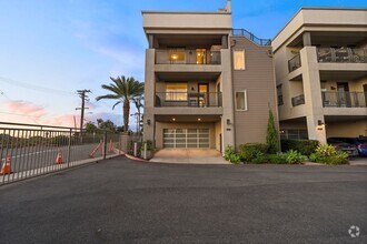 Building Photo - 1068 Hampton Dr