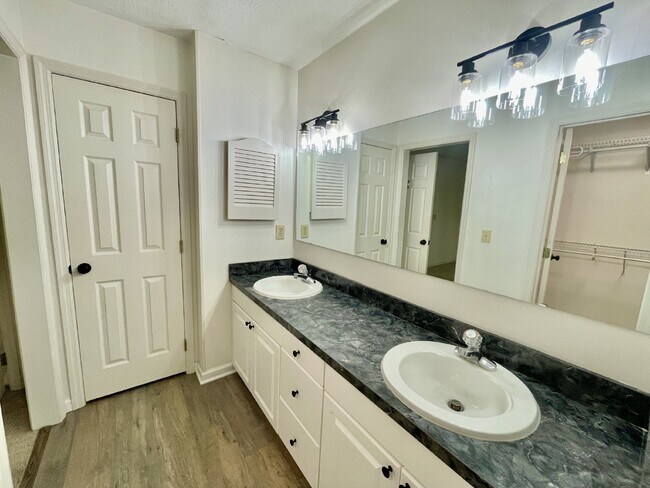 Building Photo - 3 Bed, 2 Bath Nest In Beaver Run