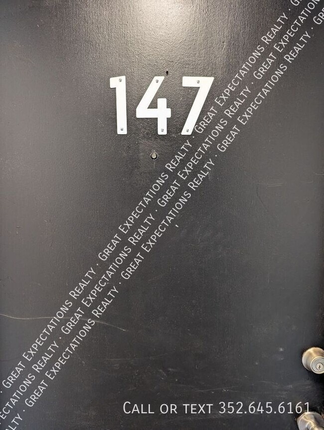 Building Photo - 147 SE 13th Ave