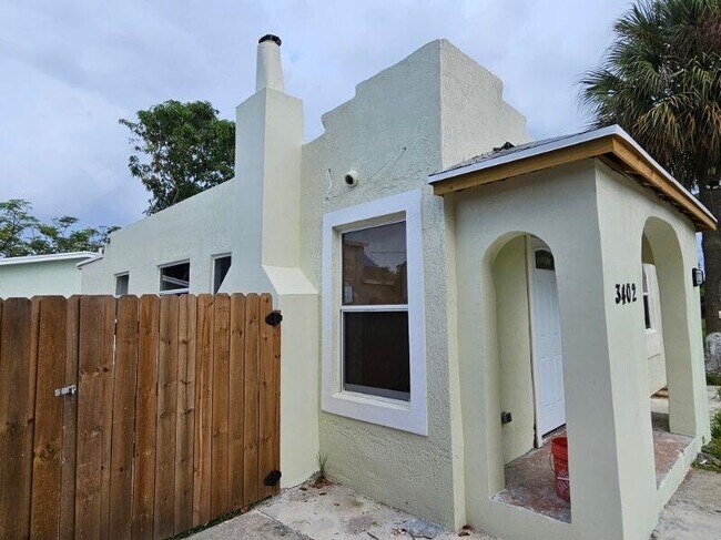Building Photo - 3402 Greenwood Ave