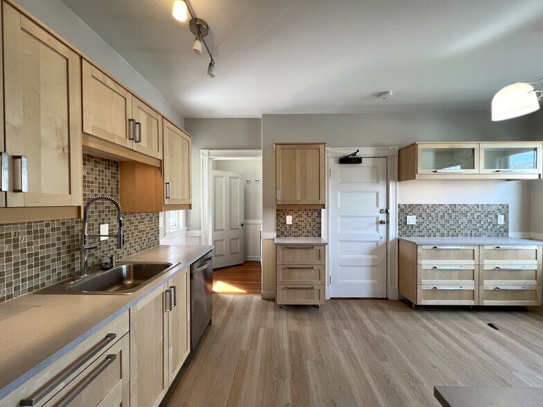 Building Photo - 107 Oxford St