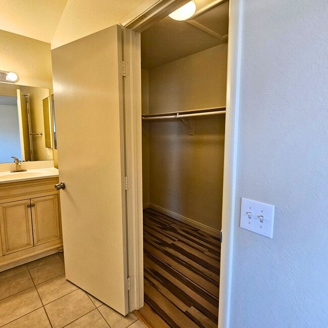 Building Photo - MOVE-IN READY 4BR/3BA SINGLE FAMILY HOME I...