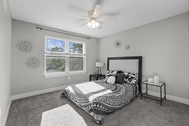 Building Photo - 718 N Alexander Ave