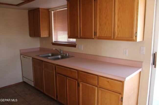 Building Photo - 704 Springfire Dr