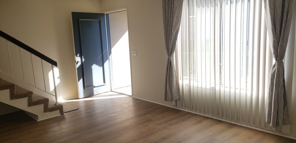 Front door leading to living room and stairways - 725 Windwood Dr