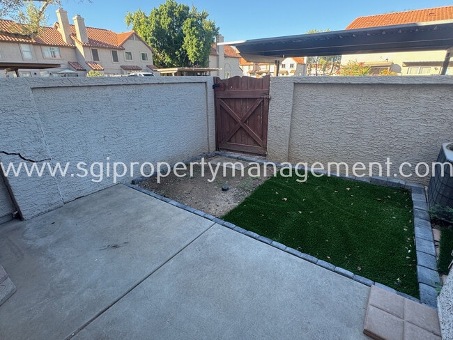 Building Photo - 1961 N Hartford St