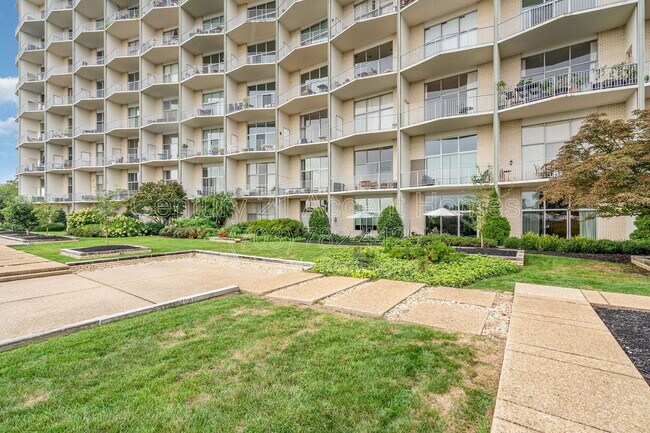 Building Photo - 1200 N Nash St