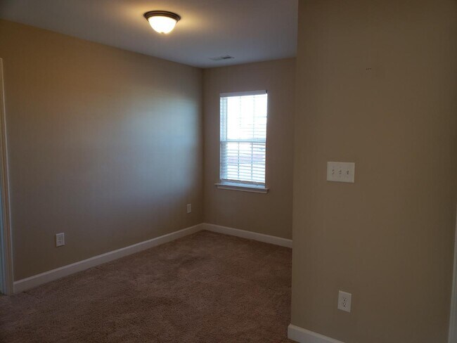 Building Photo - 211 Rainmaker St