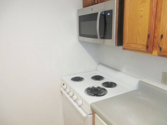 Building Photo - Three Bedroom Two Bath Condo Near Campus