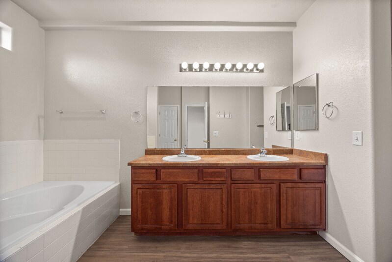 Building Photo - 2821 Willow Tree Ln