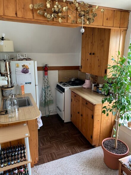 Full Kitchen - 406 N Hamilton St