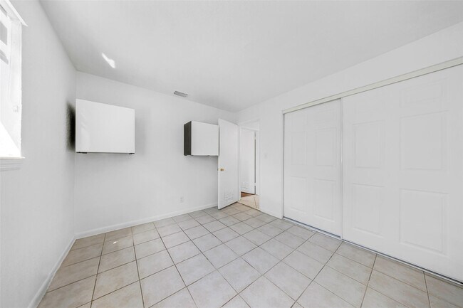 Building Photo - 5921 NE 1st Ave.